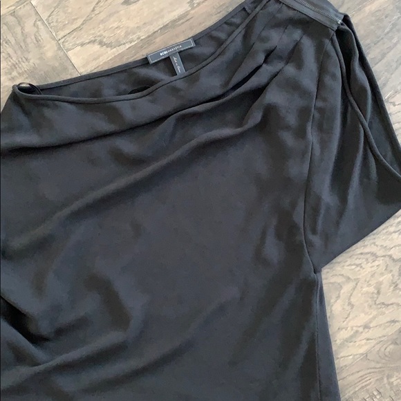 Sleeveless rayon BCBG blouse with shoulder zipper - Picture 2 of 4